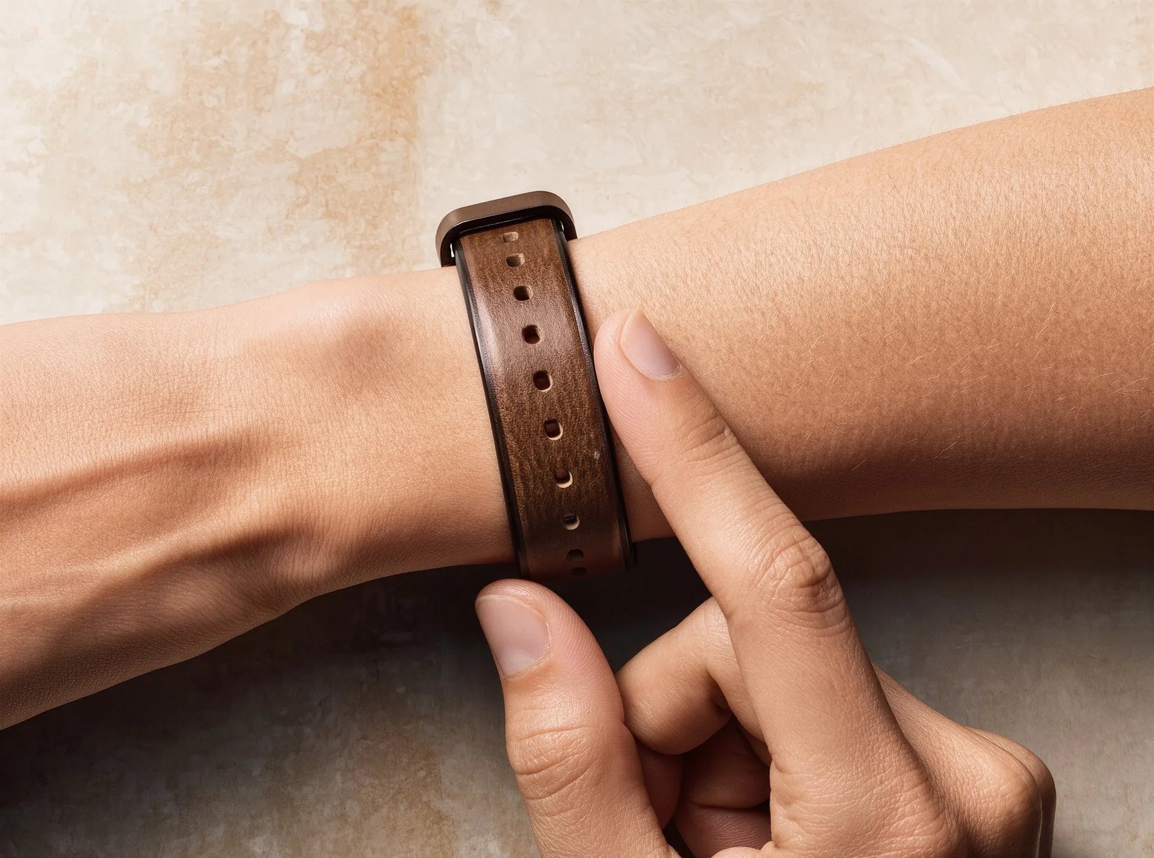 Bracelet de montre en cuir marron sur poignet, accessoire de luxe misterchrono.com