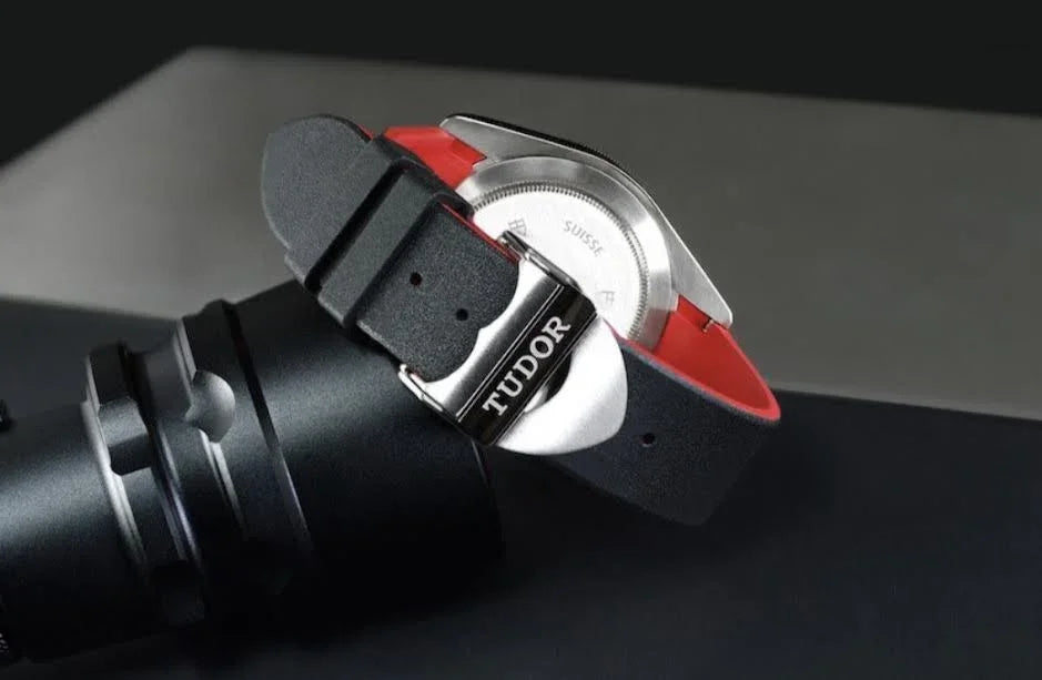Bracelet de montre Tudor noir et rouge avec boucle déployante, accessoire luxe misterchrono.com