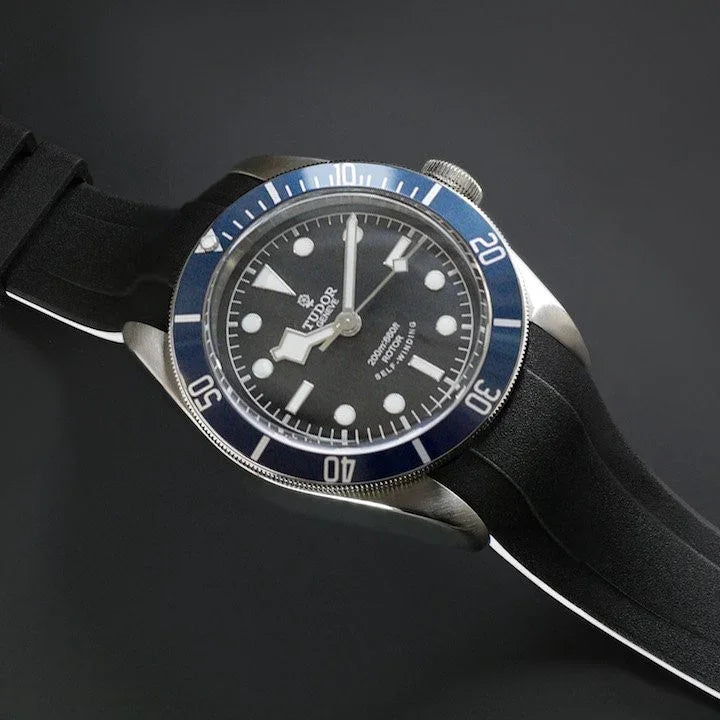 Montre Tudor avec lunette bleue et bracelet caoutchouc noir, accessoire de luxe misterchrono.com