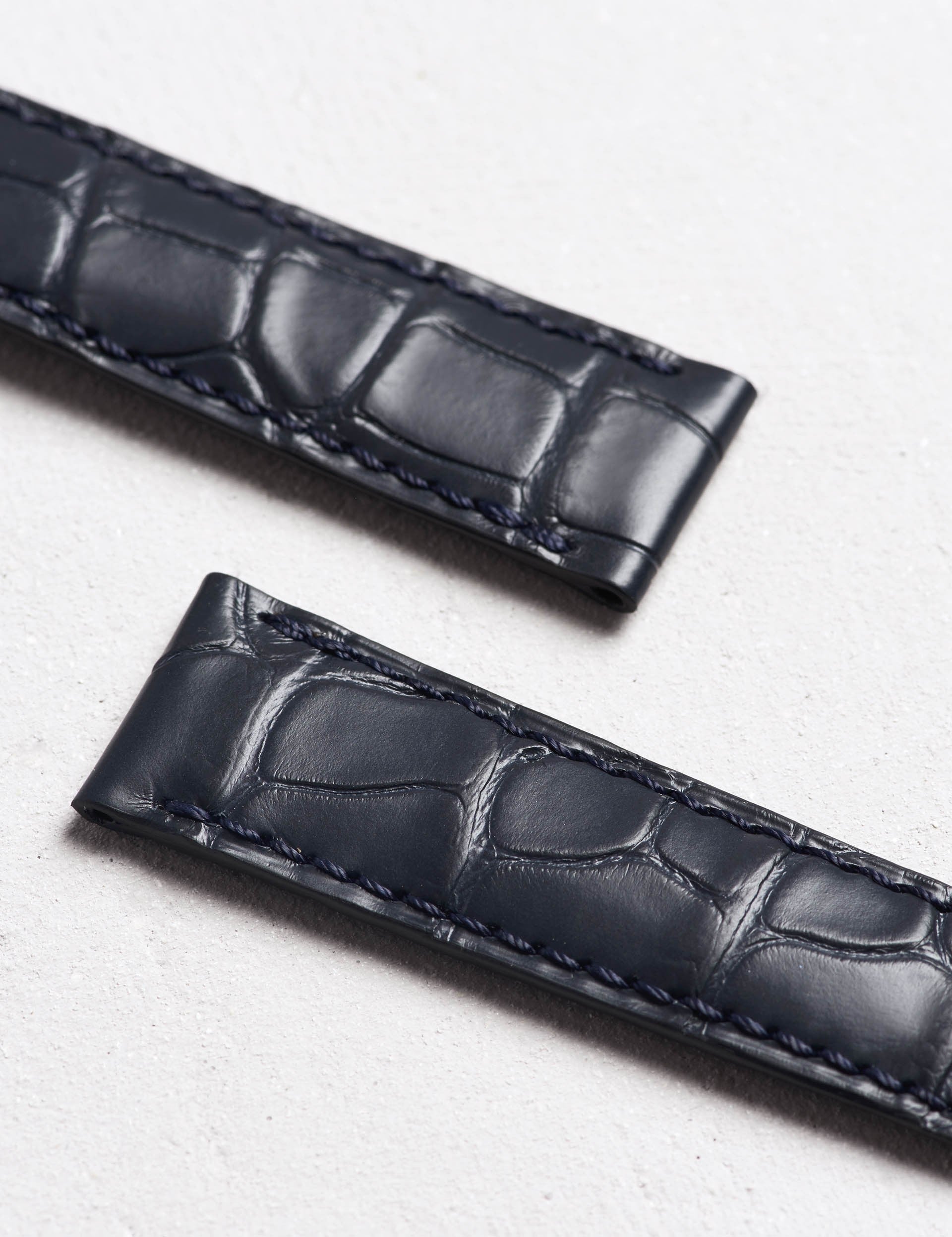 Bracelet Camille Fournet Alligator mat écailles carrées bleu moyen