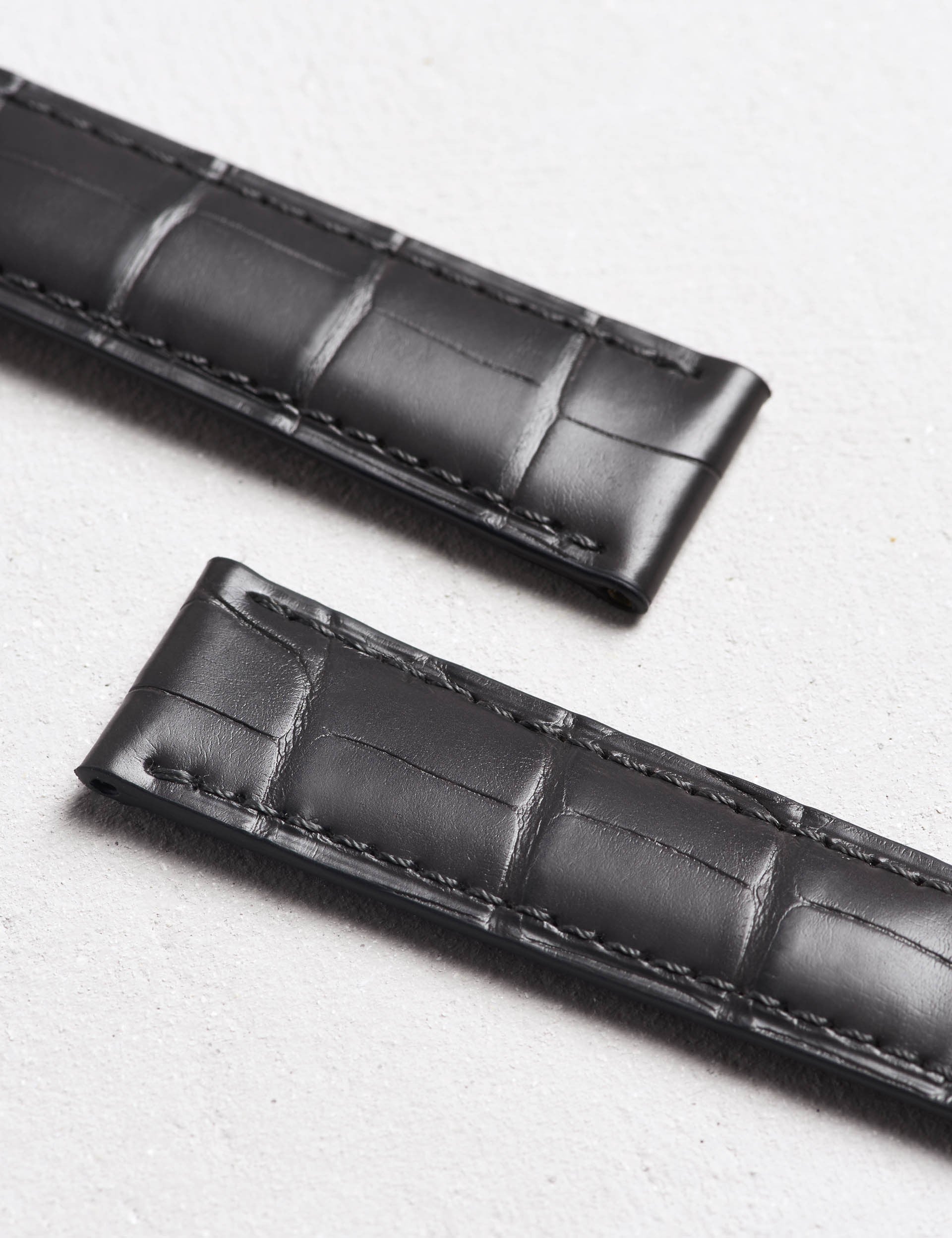 Bracelet Camille Fournet Alligator mat écailles carrées gris fonce