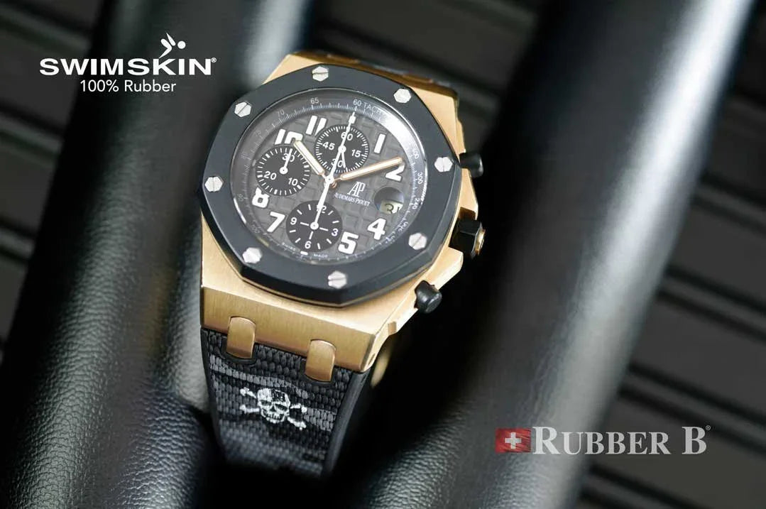 Montre de luxe Audemars Piguet avec bracelet en caoutchouc Swimski, sur fond noir, misterchrono.com