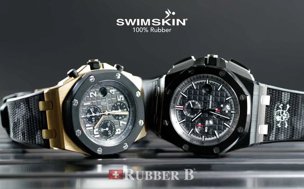 Deux montres de luxe avec bracelets en caoutchouc noir Rubber B SwimSkin sur fond sombre.