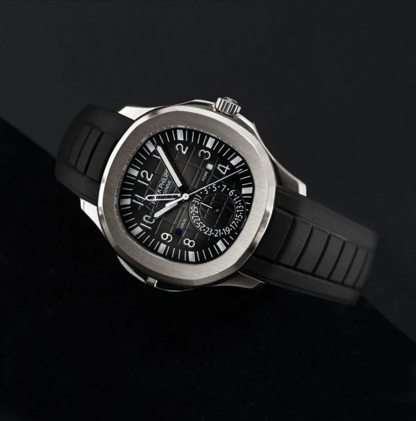 Montre de luxe avec boîtier argenté, cadran noir et bracelet en caoutchouc, accessoires misterchrono.com
