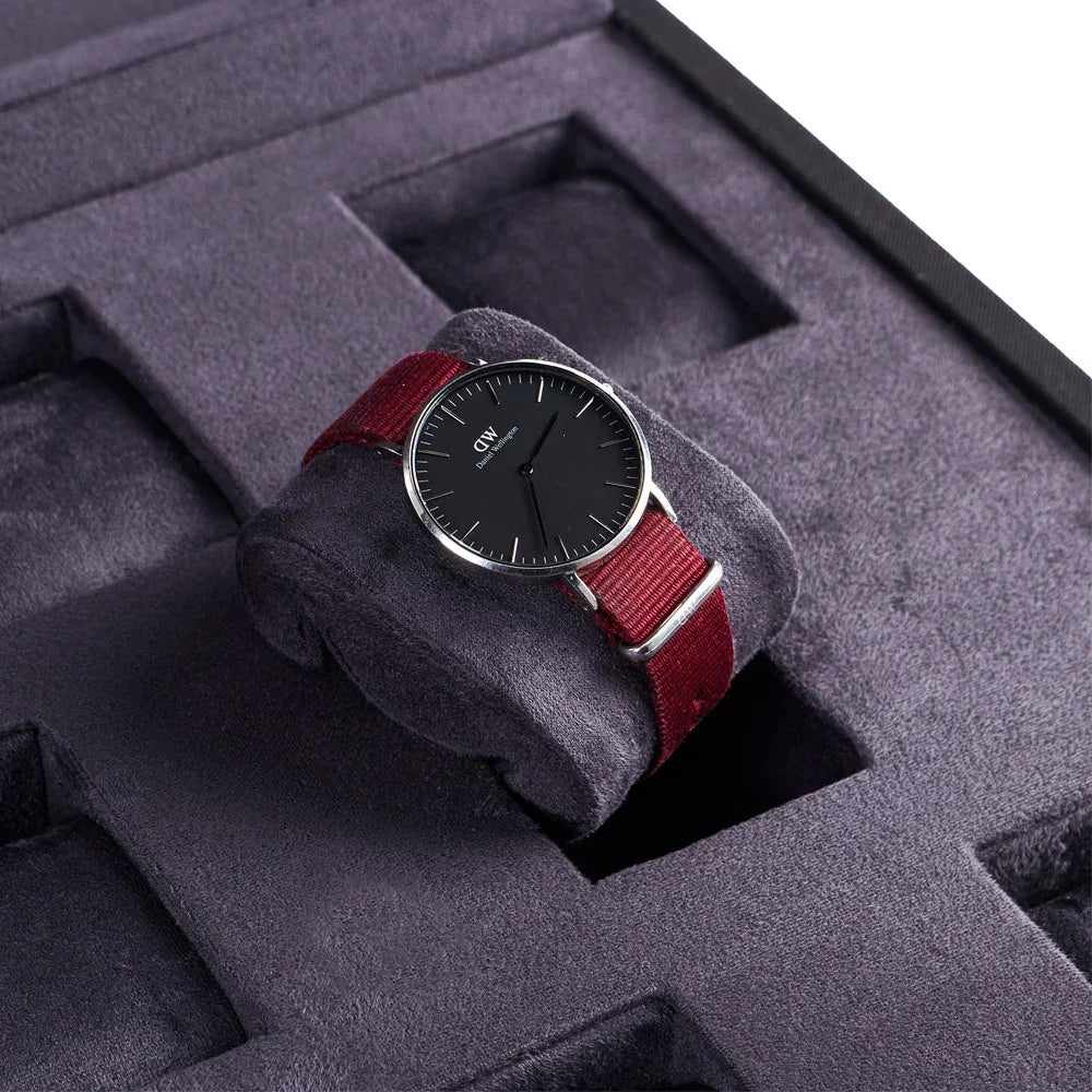 Montre de luxe avec bracelet rouge dans une boîte de rangement en velours gris misterchrono.com