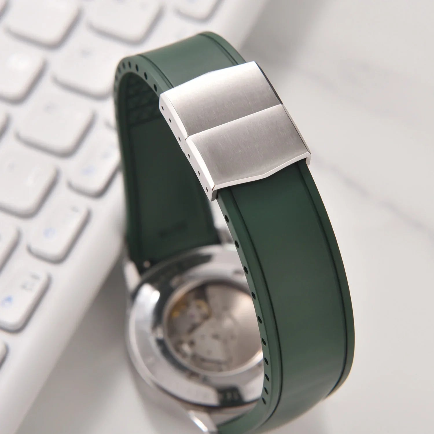 Bracelet de montre vert en caoutchouc avec boucle déployante, accessoire luxe misterchrono.com