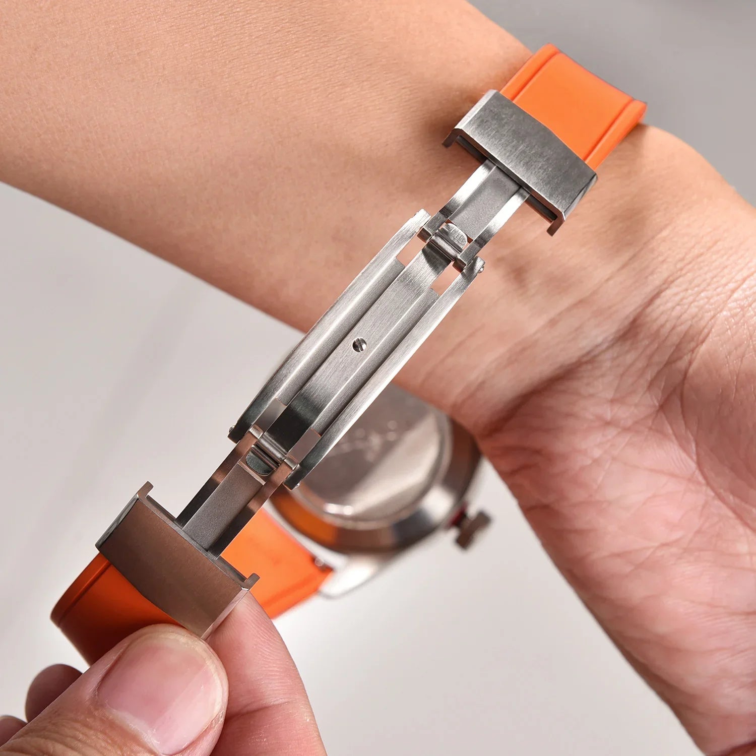 Fermoir déployant acier sur bracelet montre orange, accessoire montres luxe misterchrono.com