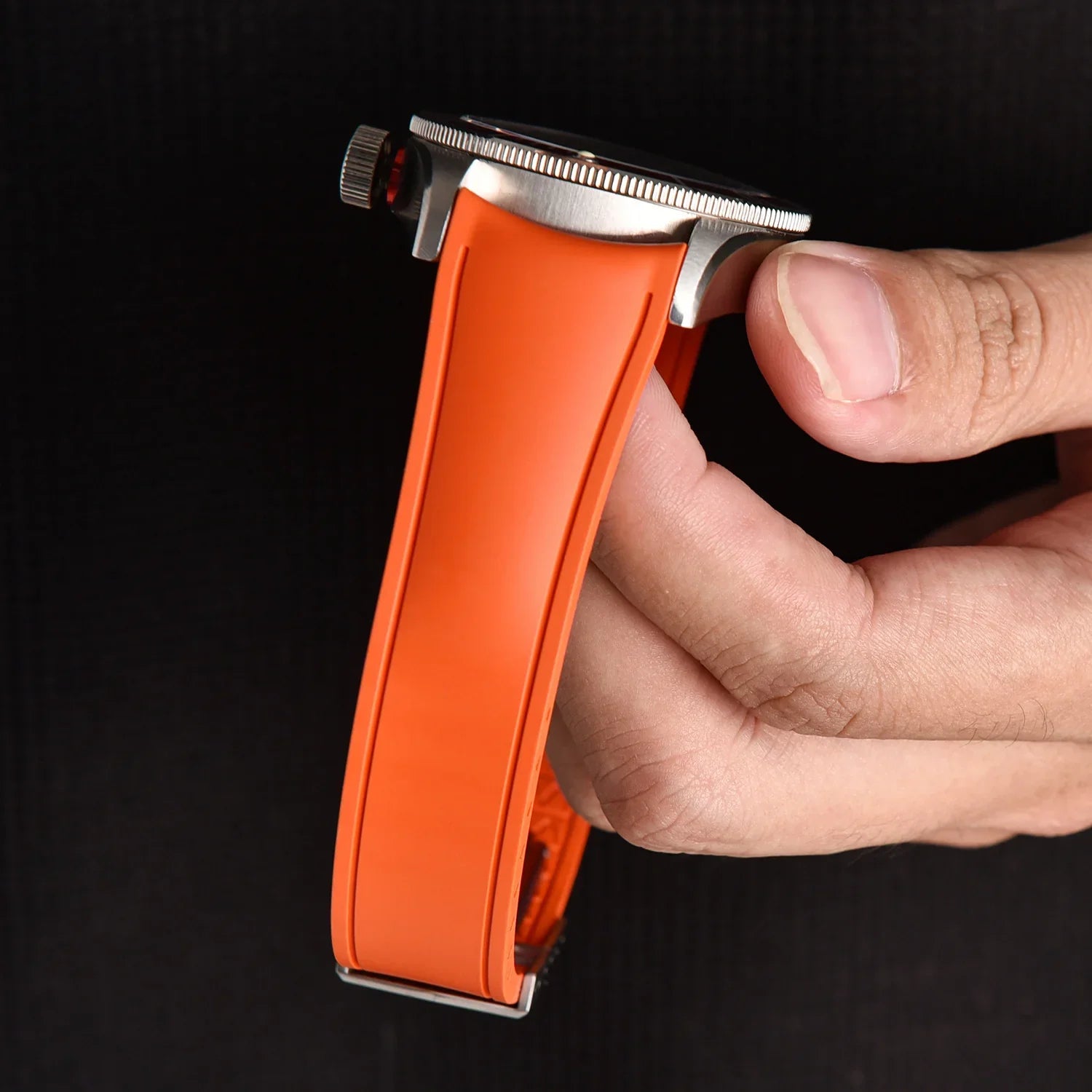 Bracelet de montre orange en silicone, accessoire luxe, tenu à la main, misterchrono.com