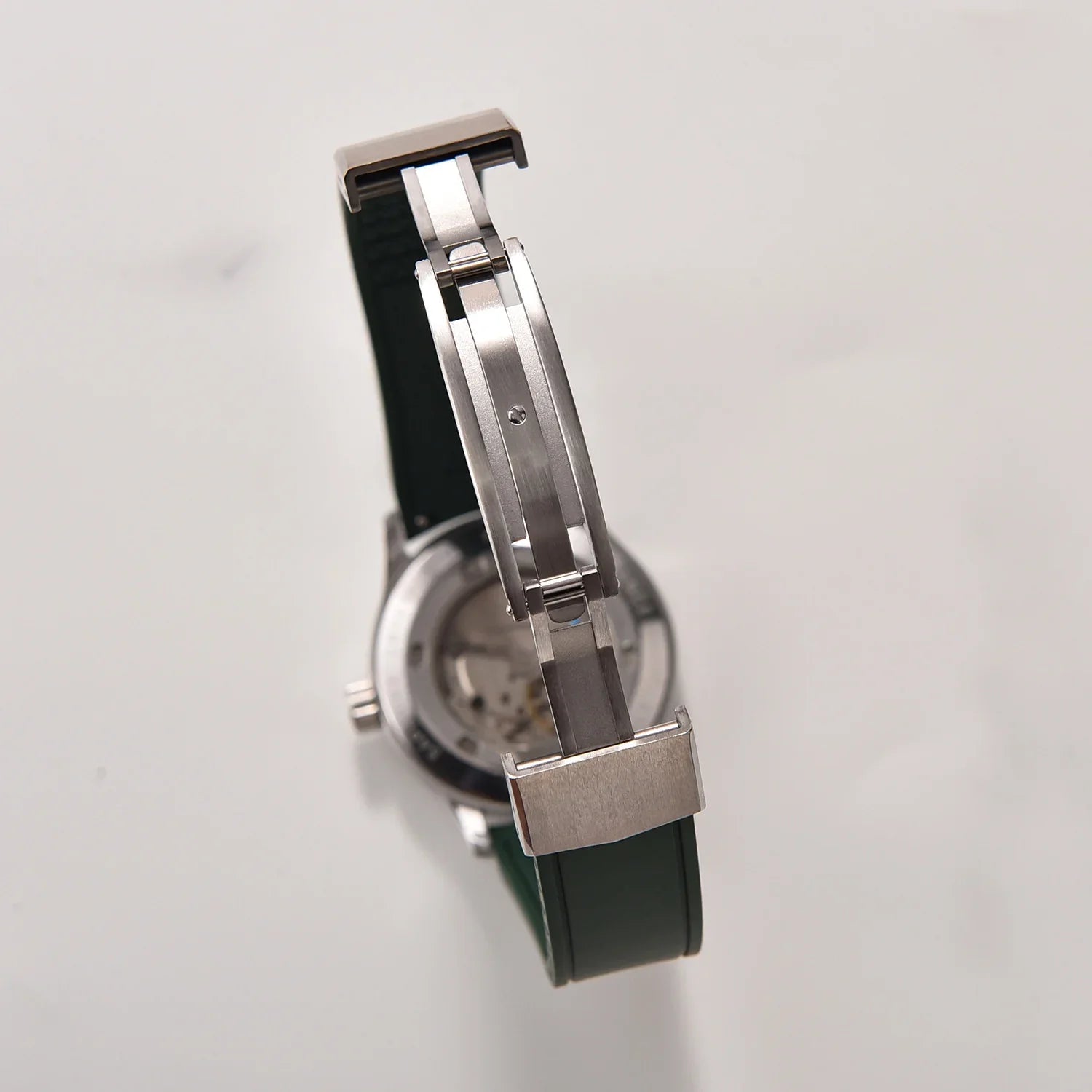 Fermoir déployant en acier sur bracelet de montre de luxe, accessoire misterchrono.com