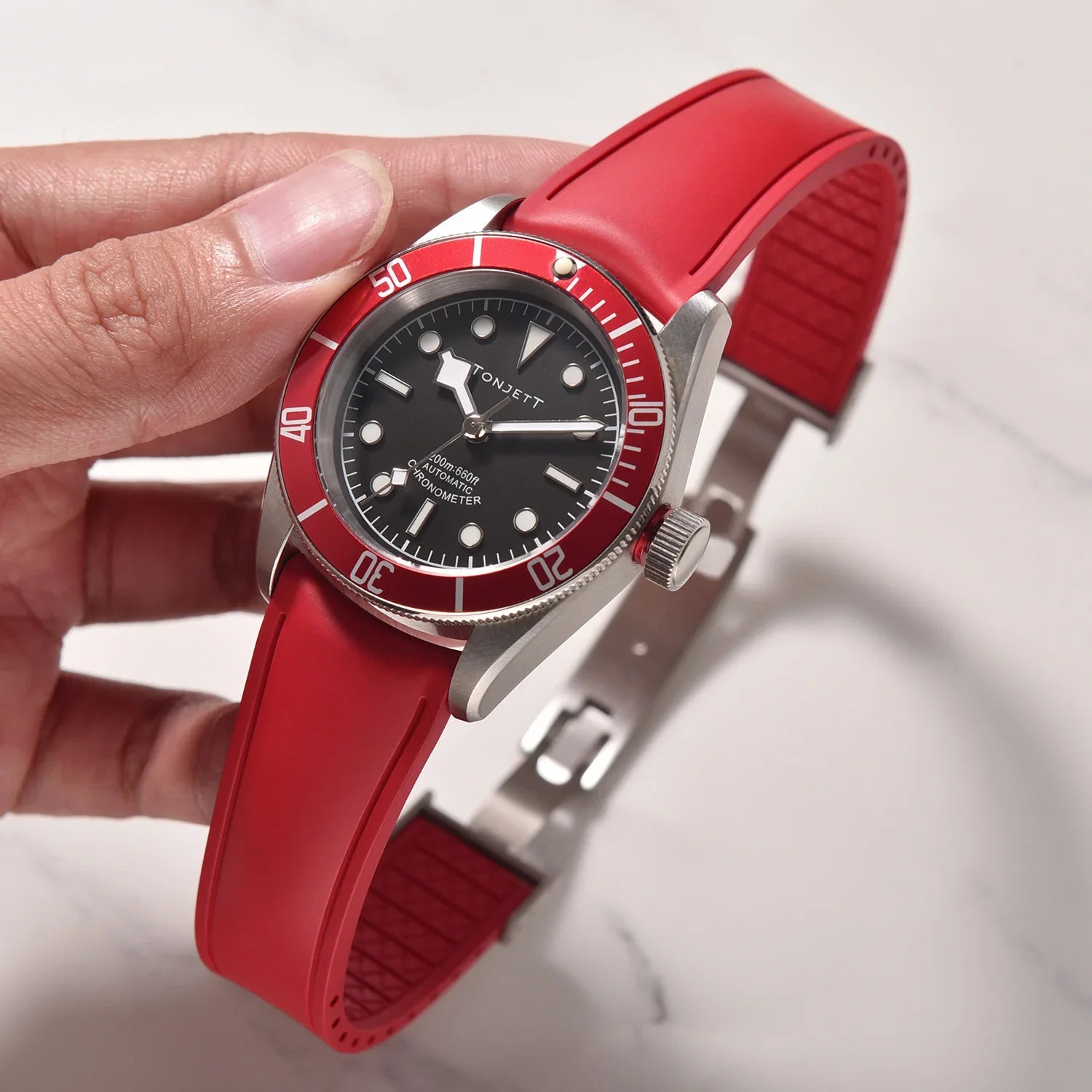 Montre de luxe avec bracelet rouge, lunette rouge et cadran noir, accessoires montre misterchrono.com