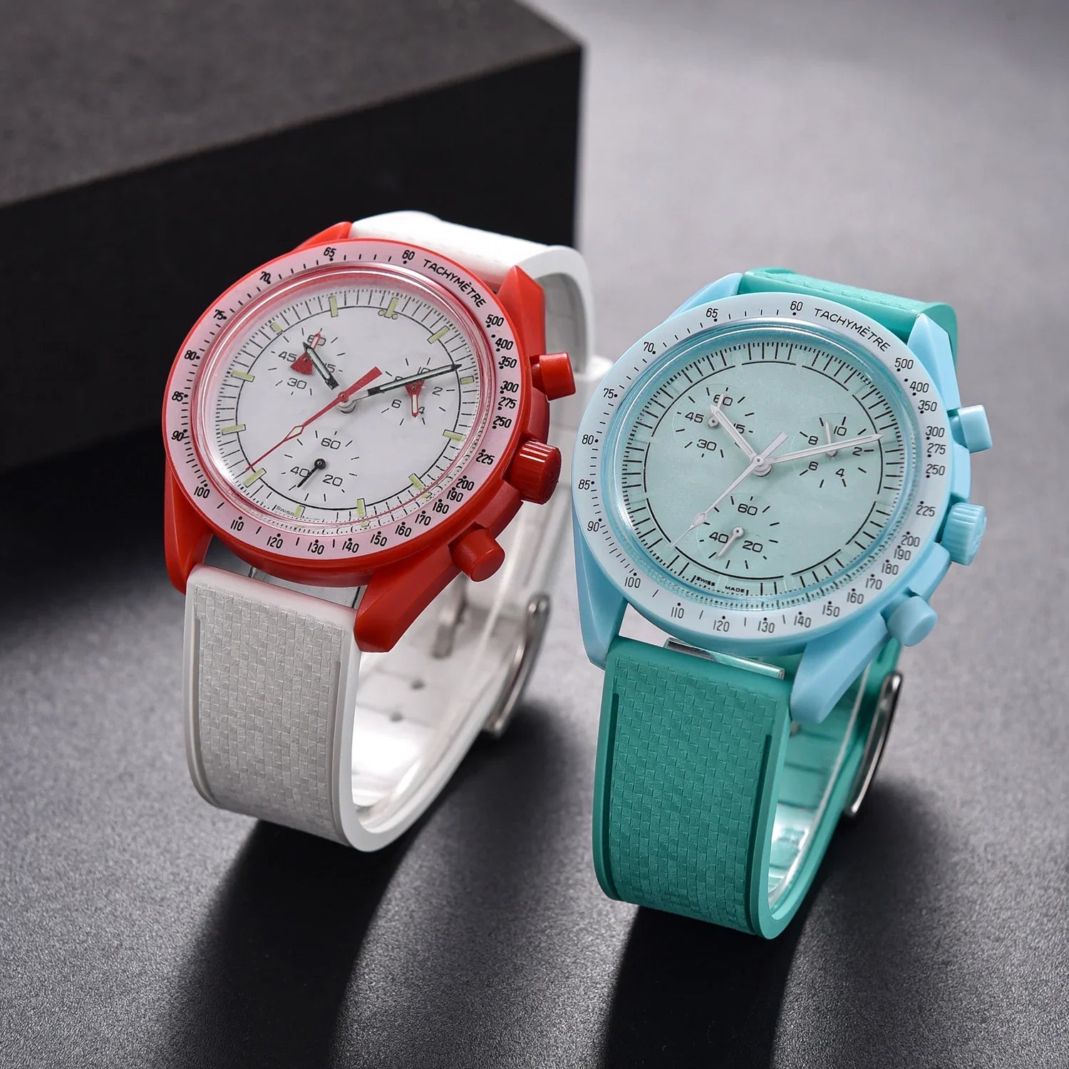 Deux montres colorées chronographes avec bracelets en silicone, accessoires pour montres de luxe misterchrono.com