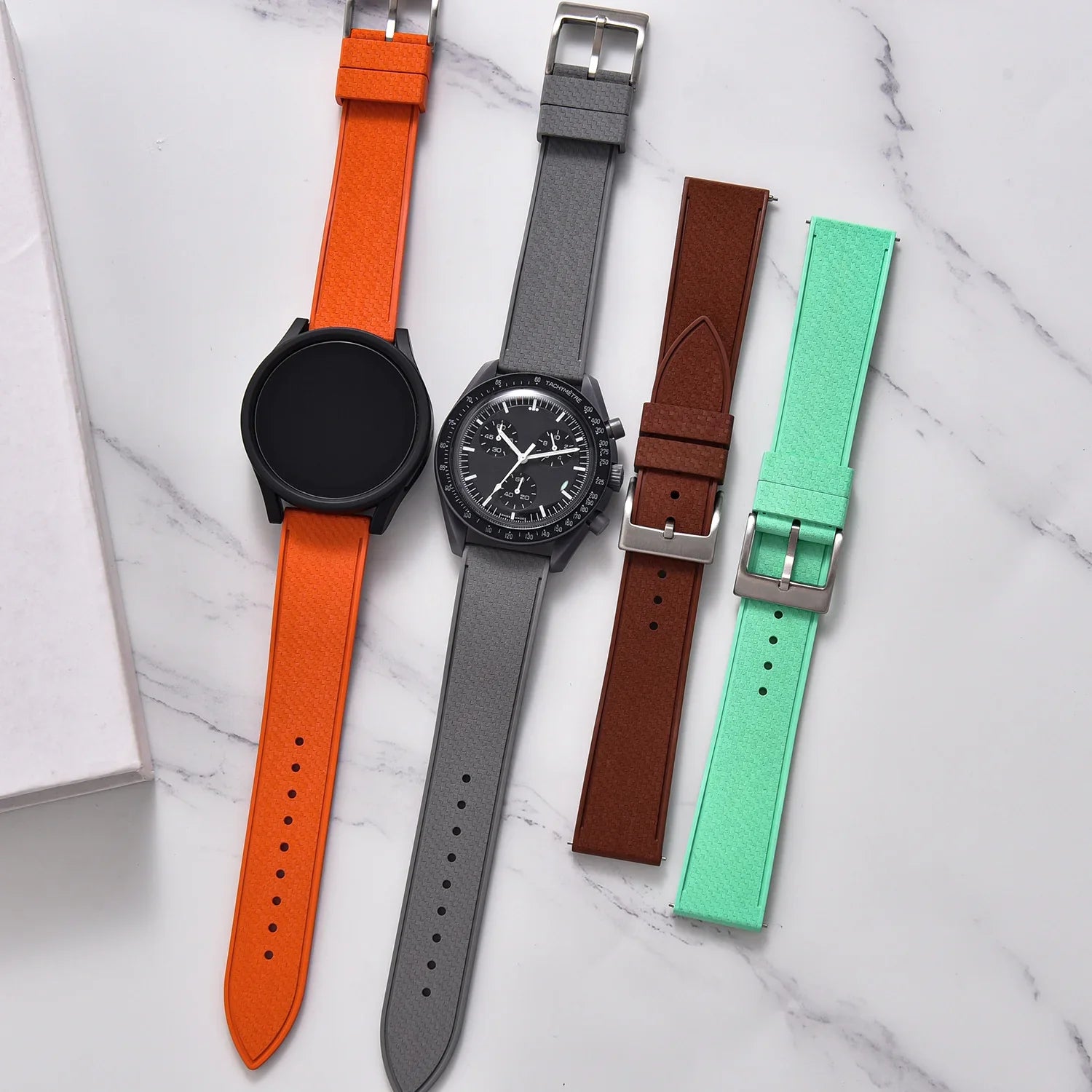 Bracelets de montres colorés et montres sur fond marbré, accessoires misterchrono.com