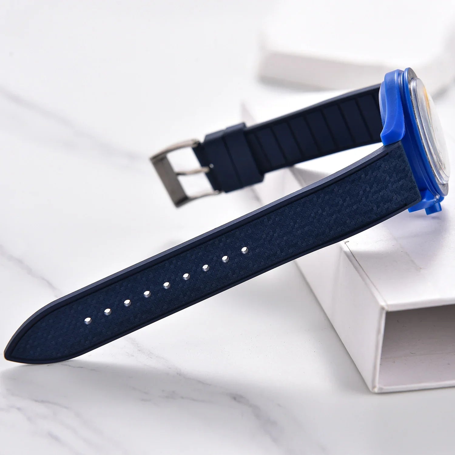 Bracelet de montre bleu élégant sur fond blanc, accessoire pour montres de luxe misterchrono.com