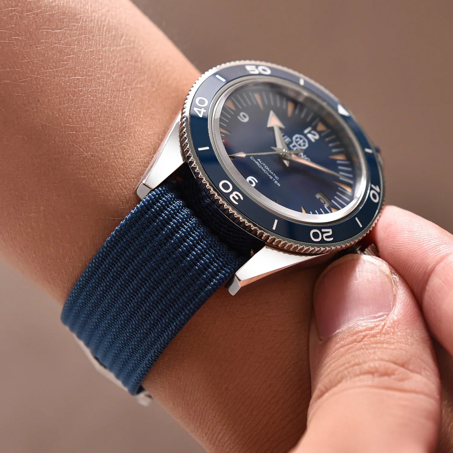 Bracelet de montre bleu en nylon sur montre de luxe, accessoire chez misterchrono.com