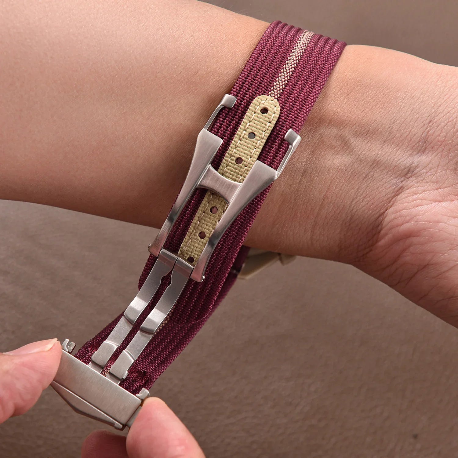 Bracelet de montre nylon bordeaux à boucle déployante sur poignet, accessoire luxe misterchrono