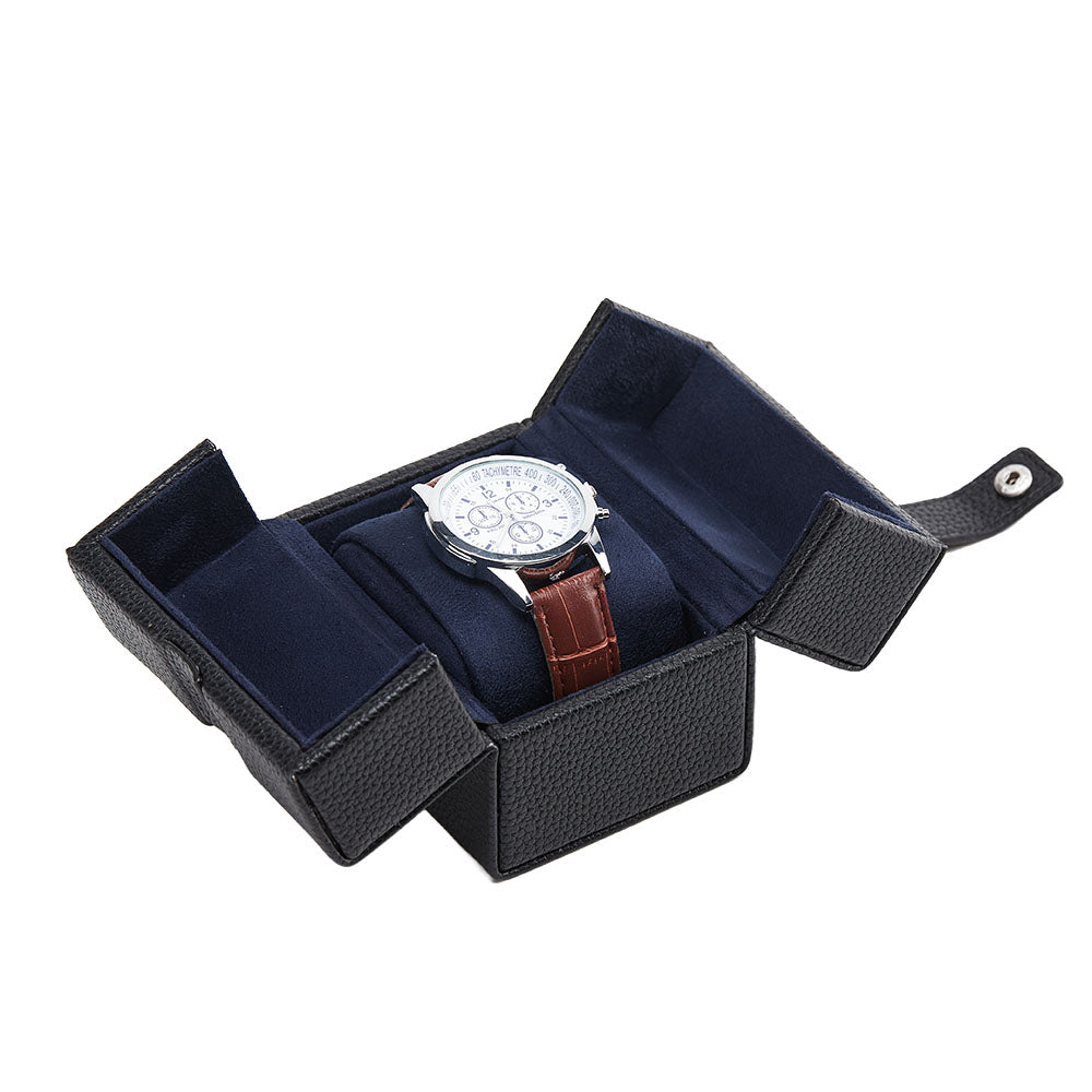 Écrin Oléron ouvert en quatre volets, montre sur coussin, intérieur microfibre bleu marine