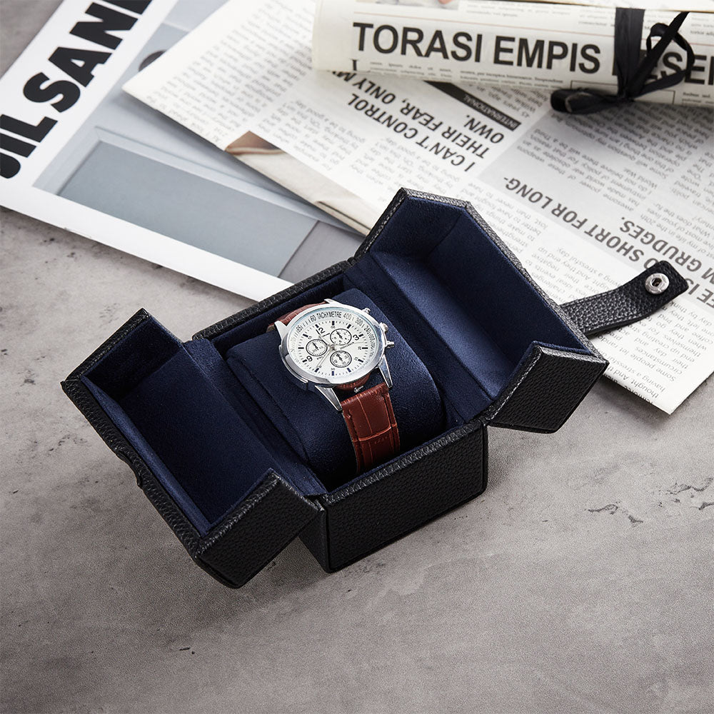 Écrin de voyage Oléron KronoKeeper ouvert avec une montre chronographe