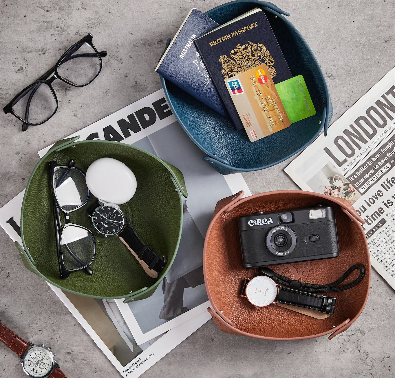 Vide-poches en cuir vert, bleu et marron avec accessoires montre, passeports et appareil photo, misterchrono.com