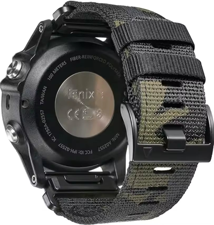 Bracelet nylon camouflage noir porté sur montre Garmin QuickFit 26 mm - KronoKeeper
