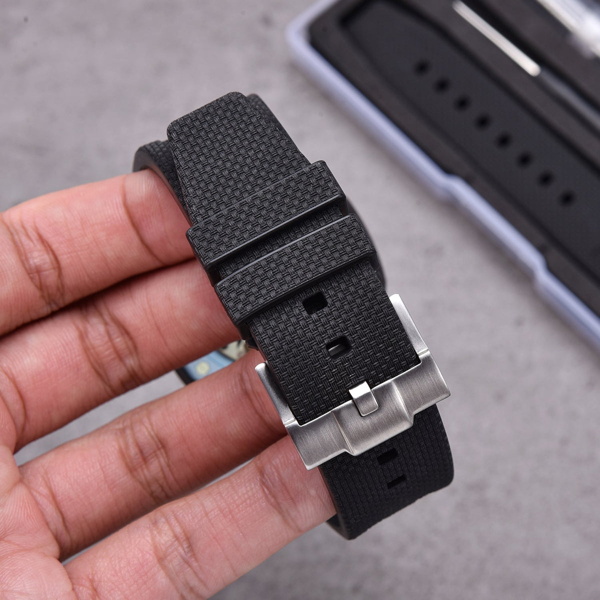 Bracelet caoutchouc et coque pour AP x Swatch Noir KronoKeeper – bracelet porté en main