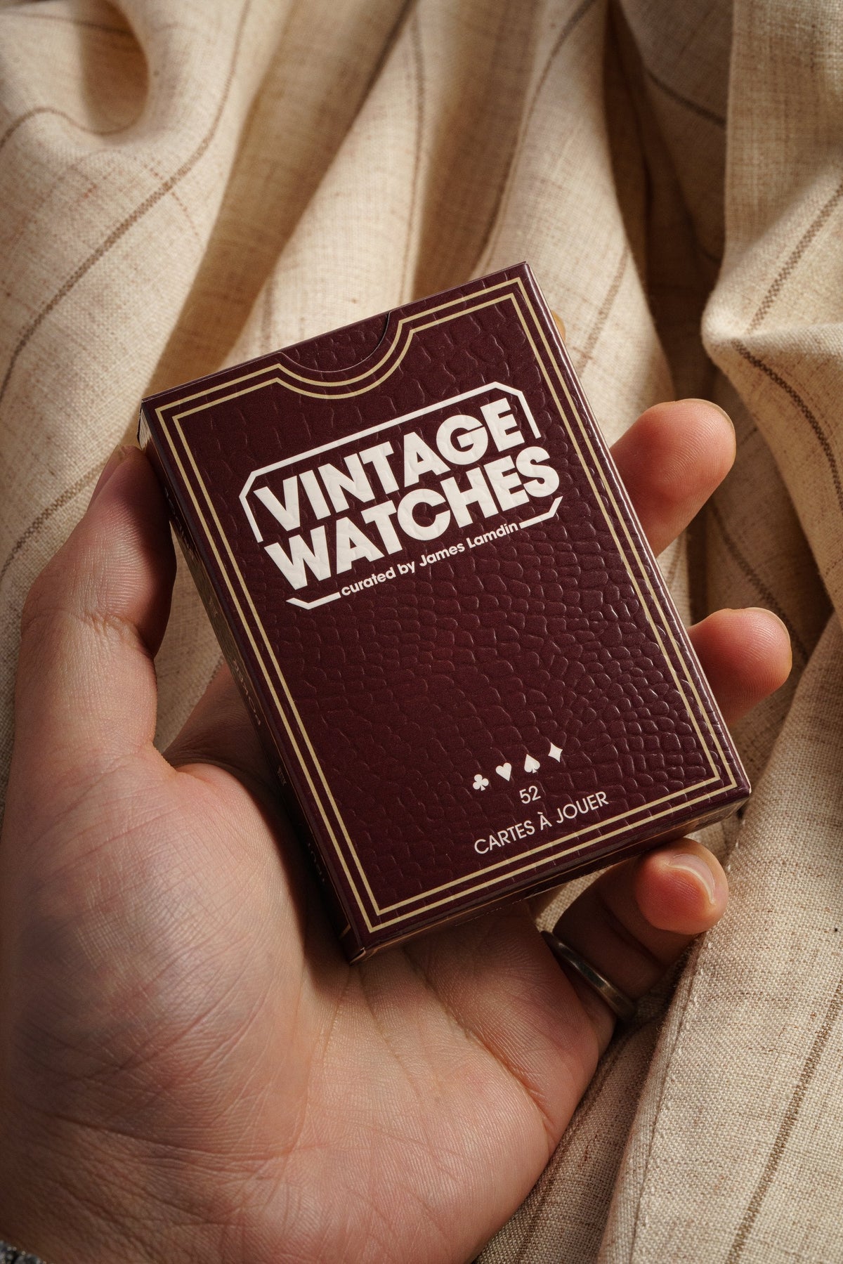 Jeu de cartes Vintage Watches tenu en main