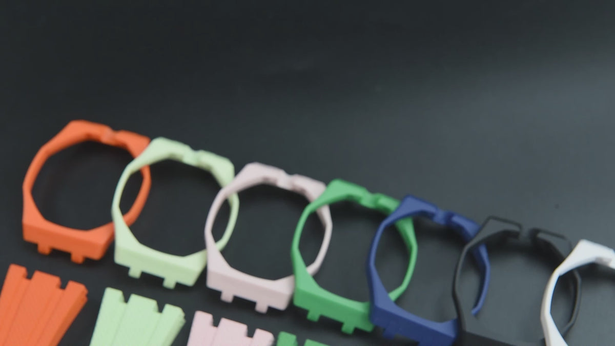 Charger la vidéo : Vidéo – bracelet caoutchouc et coque KronoKeeper pour AP x Swatch : souplesse et montage